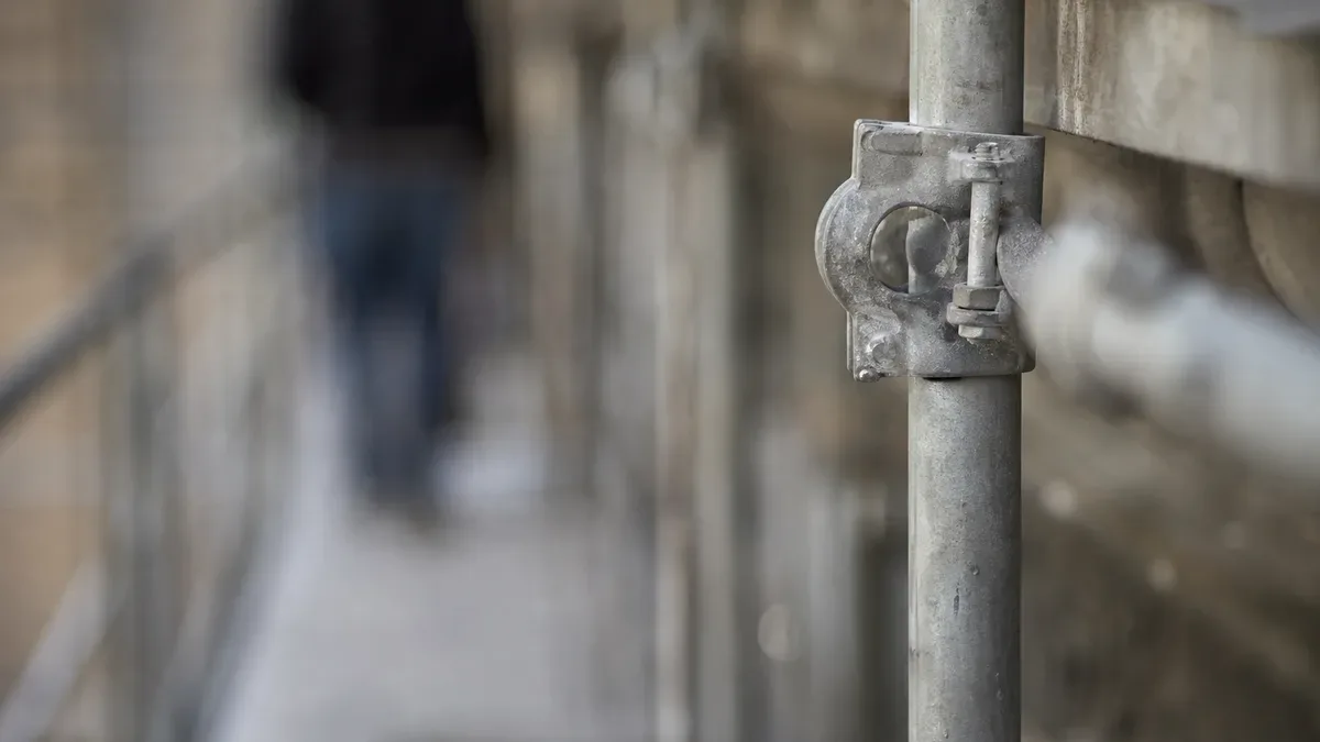 Remont dachu biurowca kosztował 359 tys. zł. Zakres prac był szeroki