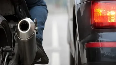 157 km/h w zabudowanym i jazda na jednym kole. Motocyklista stracił prawo jazdy