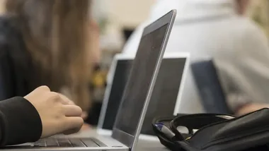 „Feed” nie odpuszcza - młodzieżowy klub czyta przyszłość, która już nadeszła