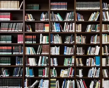 Wiosna przyszła do Klubu Głuchego Czytelnika z wiankami i kolorem