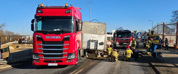 Naczepa odczepiła się i uderzyła w elementy infrastruktury drogowej w Bolesławcu