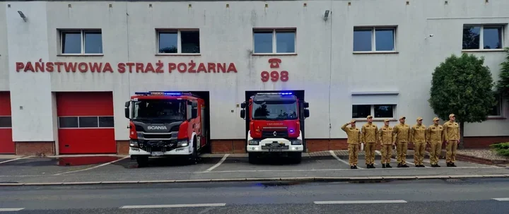 O 17:00 stanęli na baczność. Strażacy z Bolesławca oddali hołd