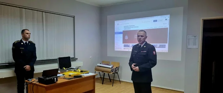 Strażacy z powiatu bolesławieckiego - szkolenie ochrony ludności i opłatek