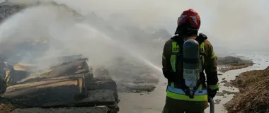 Pożar zakładu w Osłej. 29 zastępów walczyło z ogniem