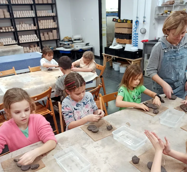 Kreatorki odkrywają glinę - warsztaty w Muzeum Ceramiki i pierwsze Mikołaje