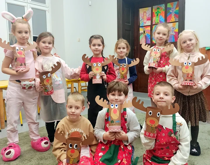 Reniferowe rzeźby w MDK w Bolesławcu - dzieci z warsztatów zrobiły papierowe poroża