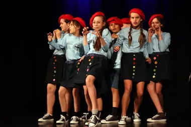 Gołębie w beretach rozbawiły Bolesławiec - młodzi aktorzy trafili w punkt