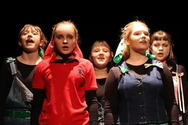 Młodość bez lukru na scenie - „Weź nie wymyślaj” uderza prosto