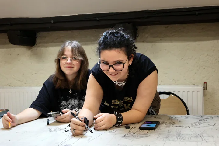 W pracowni Joanny Mysłek-Michnowskiej - kredki, ceramika i dinozaury w akcji.