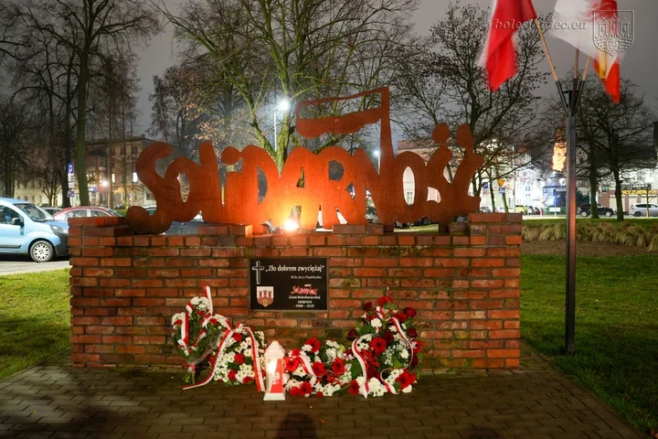 Pamięć i cisza przy pomniku - hołd dla ofiar stanu wojennego