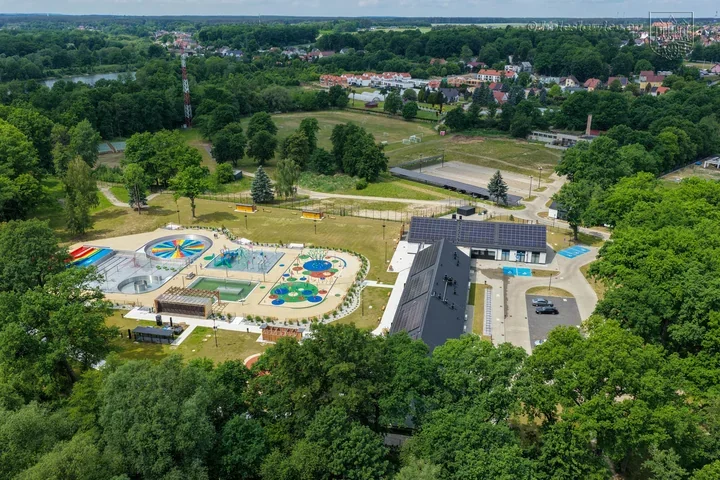 Znikają stare budynki przy Spacerowej. Za dwa lata powstanie tu nowe centrum rekreacji