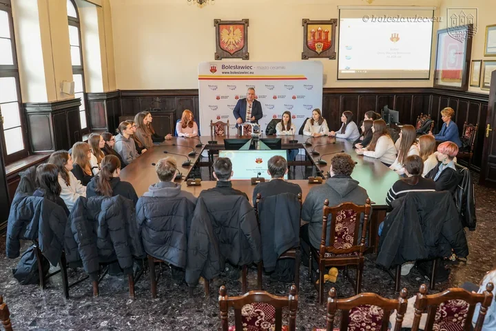 Uczniowie w Sali Rajców – prezydent wyjaśniał zasady samorządu i plany inwestycyjne