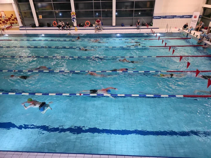 W bolesławieckiej Orce noc należała do pływaków od 7 do 78 lat