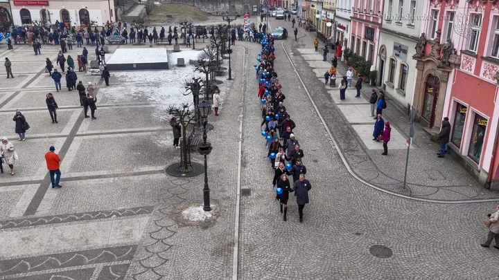 Maturzyści zatańczyli poloneza na Rynku - odliczanie 100 dni do matury