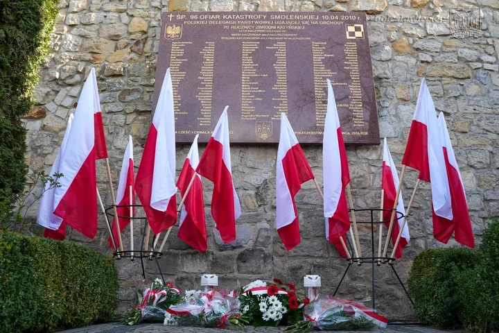 Bolesławiec zatrzymał się przy Tablicy Pamięci ofiar katastrofy smoleńskiej