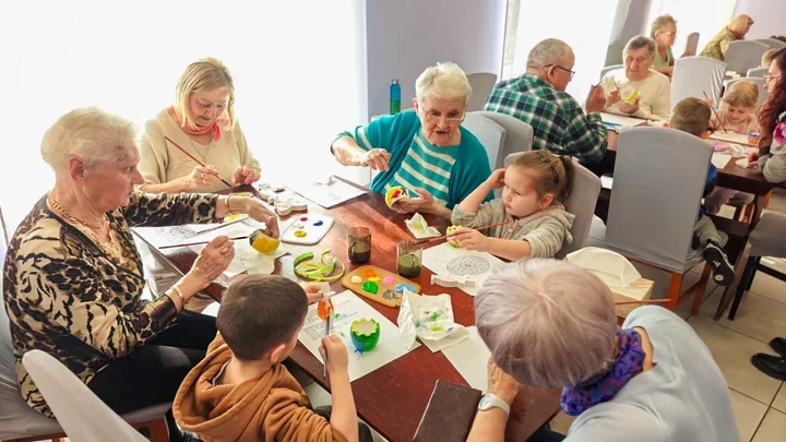 Między pokoleniami – wielkanocne warsztaty w Dziennym Domu Senior+