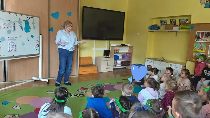 Niebieskie żarówki i małe gesty, które uczą patrzeć na świat inaczej