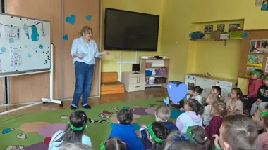 Niebieskie żarówki i małe gesty, które uczą patrzeć na świat inaczej