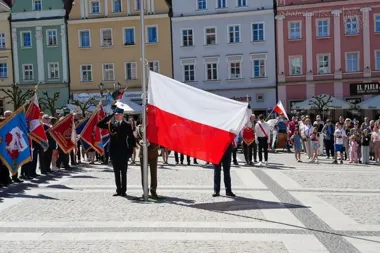 Bolesławiec stanął w biało-czerwonych barwach. Rynek miał tego dnia wyjątkową powagę