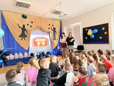 Przedszkolna scena w ruchu – taneczna bitwa pełna energii i uśmiechów