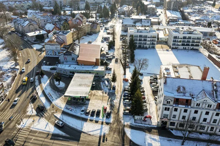 Ulica Orla zyskała asfalt, parkingi i nowe oświetlenie - boczna droga w innej odsłonie