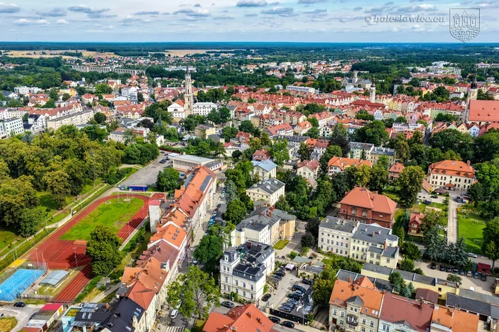 Zespoły szkolno-przedszkolne w Bolesławcu – rearanżacja sieci edukacyjnej i oszczędności