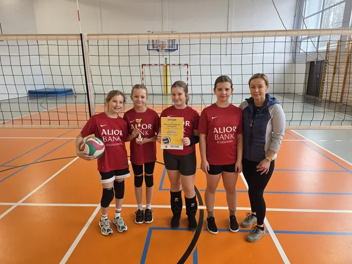 SP1 wygrała finał minisiatkówki po zaciętym meczu w PSP „Oxpress”