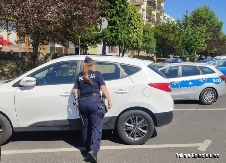 2-miesięczne dziecko w nagrzanym aucie. Policjanci wybili szybę
