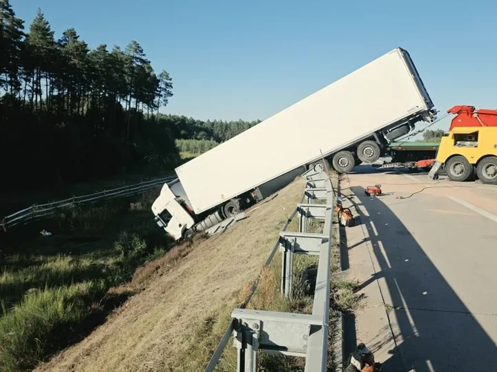 Kierowca ciężarówki zjechał na przeciwny pas A4. Zginął
