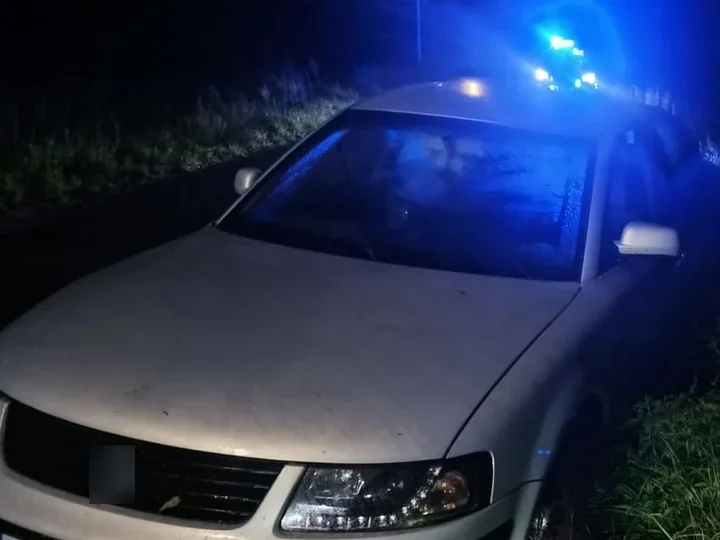 Nocna nauka jazdy skończyła się w rowie. 25-latka miała 1,5 promila