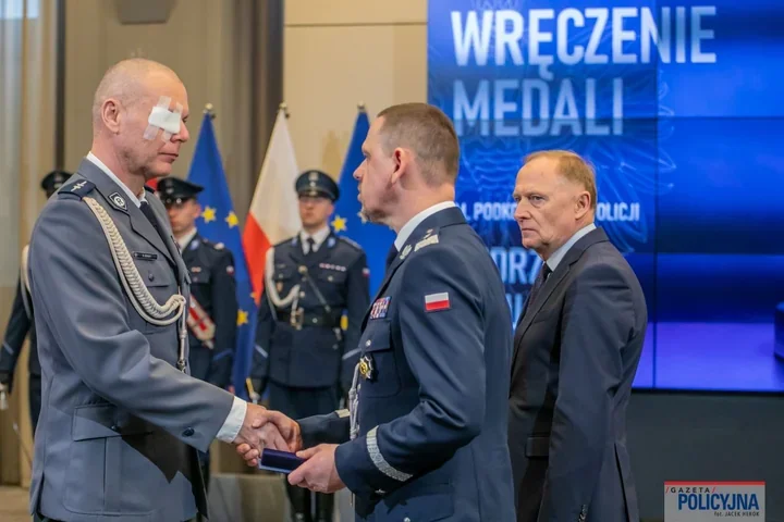 Trzech policjantów z Bolesławca odebrało medal po akcjach, które kosztowały zdrowie