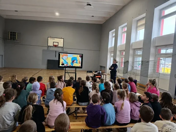 W Osiecznicy policjantka ostrzegła uczniów - konsekwencje padły wprost