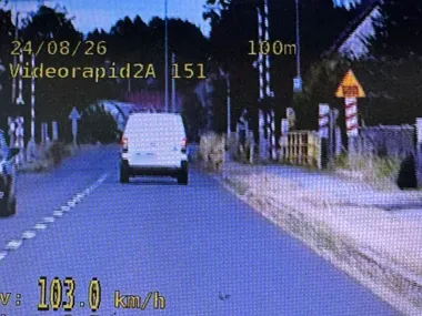 Służbowym autem pędził 103 km/h w terenie zabudowanym. Stracił prawo jazdy