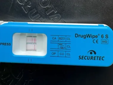 Kolizja tuż obok patrolu. 49-latek miał zakaz, narkotest wykazał substancje