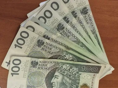 Portfel wypadł w pociągu, gotówka zniknęła. Policja ją odzyskała