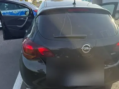 Skradziony samochód zniknął z parkingu. Policjanci szybko go odzyskali