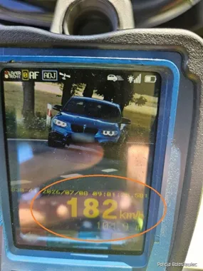 Ponad 180 km/h na ograniczeniu do 90 - dwaj kierowcy bez praw jazdy