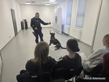 Policyjny pies z Bolesławca zrobił wrażenie na uczniach weterynarii