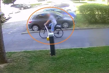 Rowerzysta wyłamał szlaban przy szkole. Monitoring wskazał sprawcę