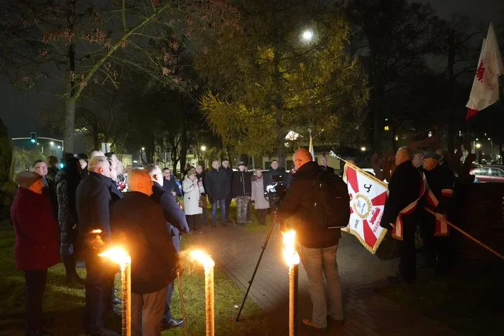 Mieszkańcy Bolesławca oddali hołd ofiarom stanu wojennego przy pomniku Solidarności