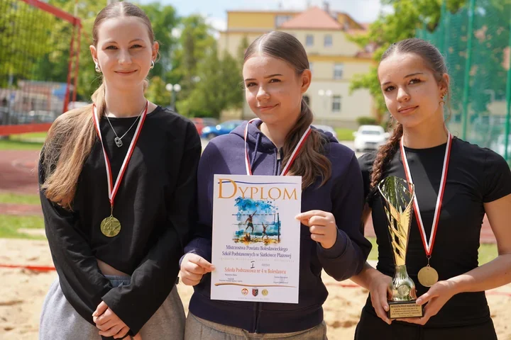 SP nr 4 z Bolesławca wygrała powiatowy turniej plażowej siatkówki