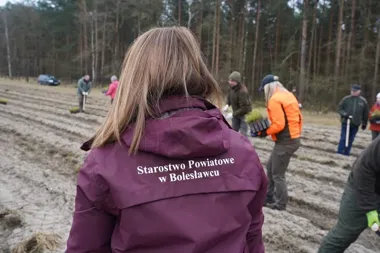 W Golnicach powstaje nowy fragment lasu dzięki wspólnemu sadzeniu drzew