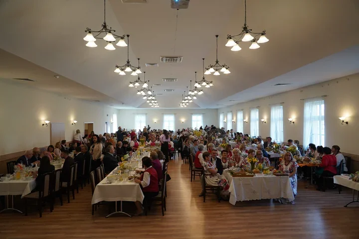 Wielkanocne stoły w Bożejowicach pokazały, że tradycja wciąż przyciąga tłumy